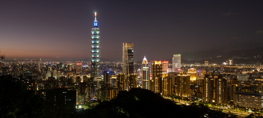Naklejka premium Taipei Skyline bei Nacht