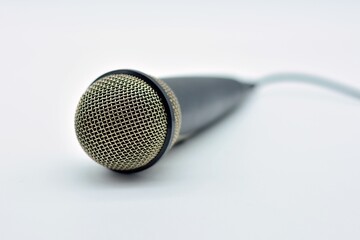
Micr&oacute;fono de mano sobre fondo blanco