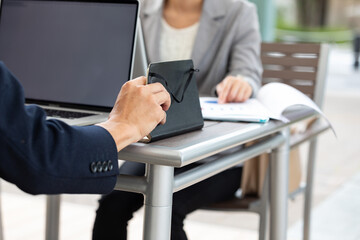 ノートパソコンで打ち合わせをする女性