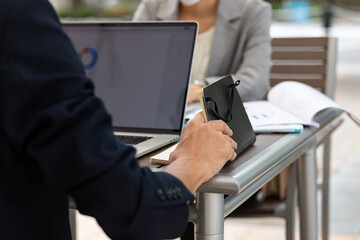 ノートパソコンで打ち合わせをする女性