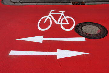 Fahrbahnmarkierung: Rot gef&auml;rbter Radweg mit Fahrrad, Deutschland