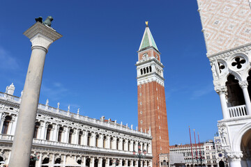 Venedig: Piazzetta San Marco, Markusplatz mit Markussäule des heiligen Markus und Campanile - obrazy, fototapety, plakaty