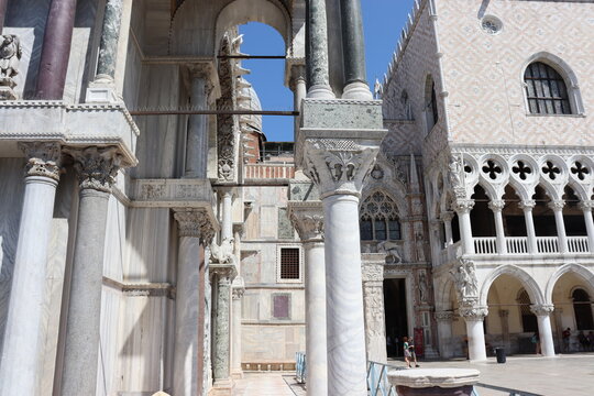 Venedig: Piazzetta San Marco, Blick durch die Arkaden der Kathedrale San Marco auf das Porta della Carta und den Dogenpalast