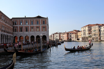 Fototapeta na wymiar Venedig: Ufer des Canale Grande mit Palazzi und der Kuppel von Santa Maria della Salute im Hintergrund