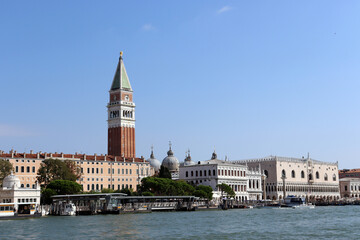 Venedig: Campanile mit Dogenpalast und Piazzetta San Marco vom Wasser aus gesehen