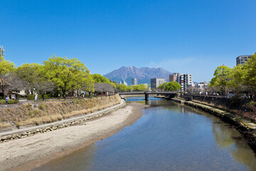 Fototapeta na wymiar 甲突川から見る桜島 