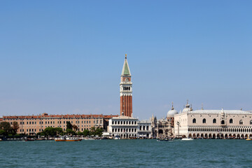Venedig: Ansicht vom Wasser mit Campanile, Dogenpalast und der Piazzetta San Marco