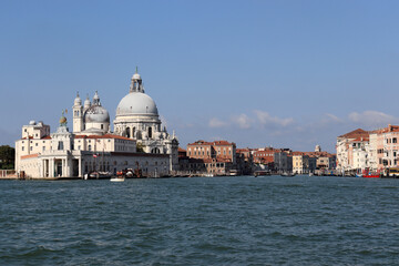 Fototapeta na wymiar Venedig: Die Kuppeln der Kirche Santa Maria della Salute mit der Dogana an der Einmündung des Canale Grandes