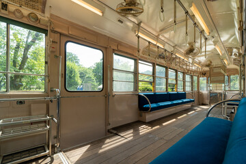 古い電車の車内の座席