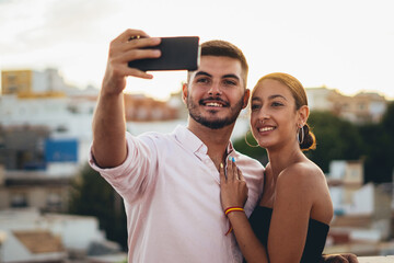 Chicos jovenes felices estilo de vida smartphone compartir familia amigos novios bengala luz...