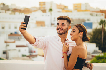 Chicos jovenes felices estilo de vida smartphone compartir familia amigos novios bengala luz...