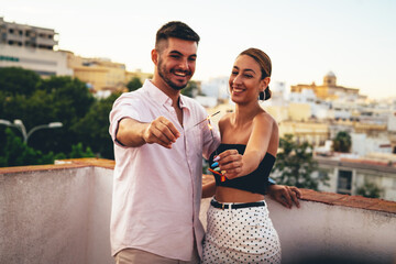 Chicos jovenes felices estilo de vida smartphone compartir familia amigos novios bengala luz...