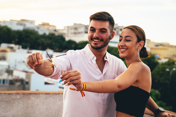 Chicos jovenes felices estilo de vida smartphone compartir familia amigos novios bengala luz...