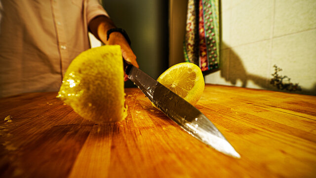 Corte cuchillo limon tabla madera cocina natural fruta citrico cocina cocktail preparacion chef cocktelero