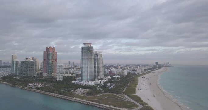 toma aerea miami beach, edificios visibles y playa, vida miami