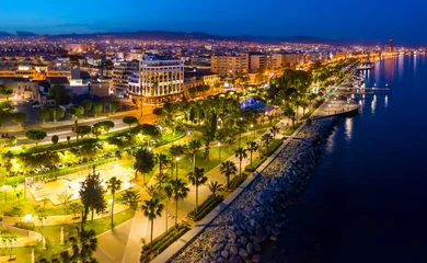 Gordijnen eiland Cyprus. Panorama van avond Limassol. Zicht op Limassol vanuit een drone. De promenade van Limassol wordt verlicht door avondlichten. De Middellandse Zeekust in het donker. Avond op Cyprus. © Grispb
