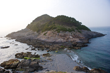Fototapeta na wymiar The beautiful landscape of sea side and rock beach.