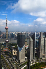 東方明珠塔とビル群　上海