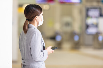 マスク姿で待ち合わせをする女性　OL