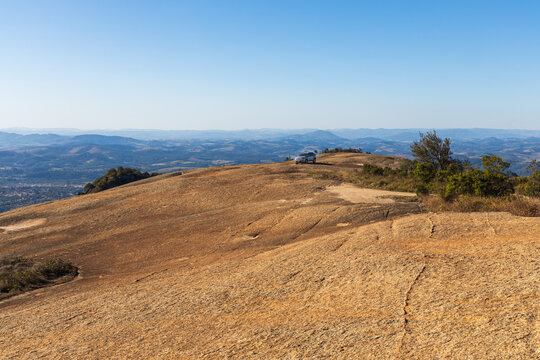 Ve&iacute;culo parado no topo da montanha. Paisagem nas montanhas. 