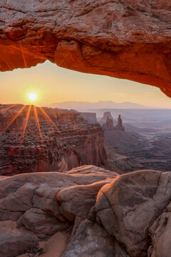 Mesa Arch Vertical, canyonlands Utah.