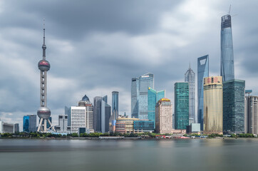 Naklejka premium Nocna sceneria na panoramę Bundu w Szanghaju w Chinach