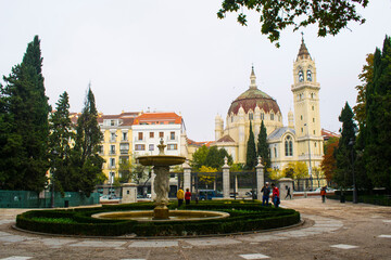 Obraz premium ARQUITECTURA Y FUENTE EN MADRID ESPAÑA