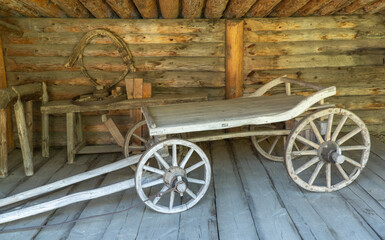 Obraz premium the old wooden cart under a shed