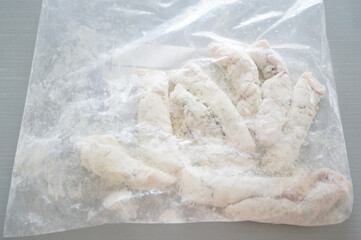 肉巻きに小麦粉をまぶす