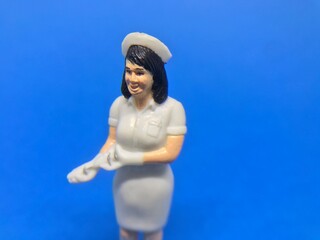 看護師の人形、フィギュア：医療従事者イメージ（女性・青背景）