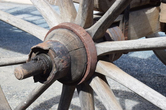 Altes Holzrad eines Leiterwagens