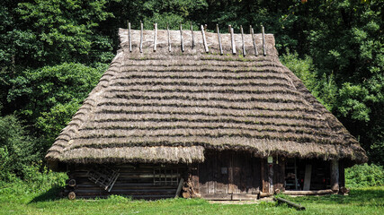Fototapeta na wymiar Tradycyjne budownictwo wiejskie w Sanoku