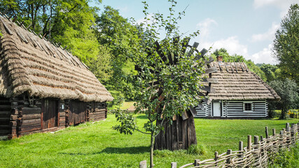 Tradycyjne budownictwo wiejskie w Sanoku © Jakub