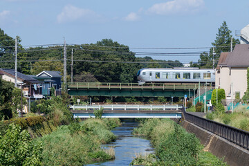 東久留米市の電車、道路、川の交差点