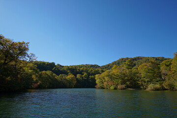Obraz premium Mountain Lake in Early Autumn Sunlight, Nagano, Japan
