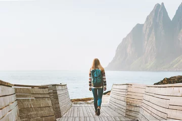 Foto op Canvas Vrouw reiziger verkennen van Noorwegen reizen solo zomervakanties actieve gezonde levensstijl buiten Okshornan pieken landschap Senja eilanden © EVERST