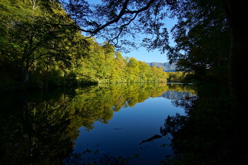 Obraz premium Mountain Lake in Early Autumn Sunlight, Nagano, Japan