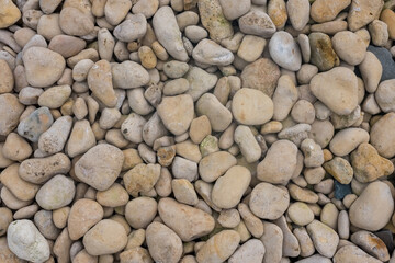 Une matière de petits galets sur une plage
