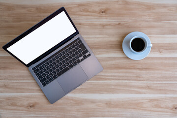 テーブルの上のパソコン