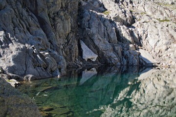 Valle de molieres en el pirineo de lérida con restos de hielo glacial en el lago a 2300m de altura