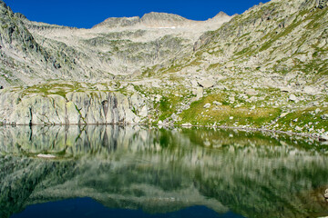 Tuc de Molieres y lago del mismo nombre