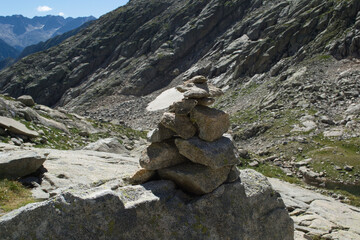 Marca de camino en alta montaña , valle de Molieres pirineo de lérida