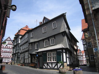 Fritzlar Spitzenhäuschen - schiefes Fachwerkhaus  Zwischen den Krämen