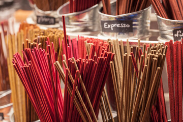 Bâtonnets d'encens sur les étals du marché