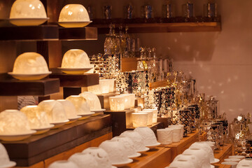 Décorations lumineuses et photophores au marché de Noël