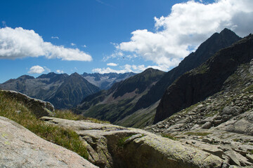 Fototapeta na wymiar Vista de los Besiberri desde el valle de Molieres en el pirineo de Lérida