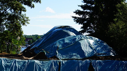 berg in blauer folie