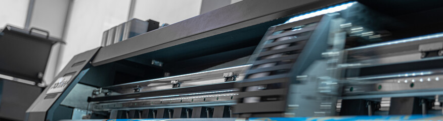 Large format digital printing machine and moving print head