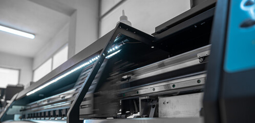Large format digital printing machine and moving print head