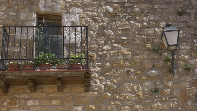 Balcon de una casa medieval y una farola